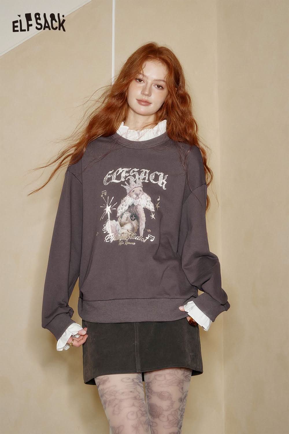ELFSACK cartoon graphic ruffle sweatshirt in charcoal gray with a stylish design and comfortable fit