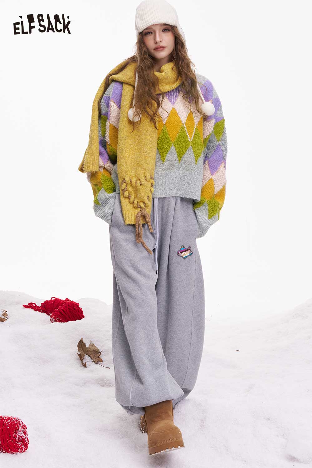 ELFSACK casual diamond pattern cropped sweater styled with a cozy scarf in a snowy setting