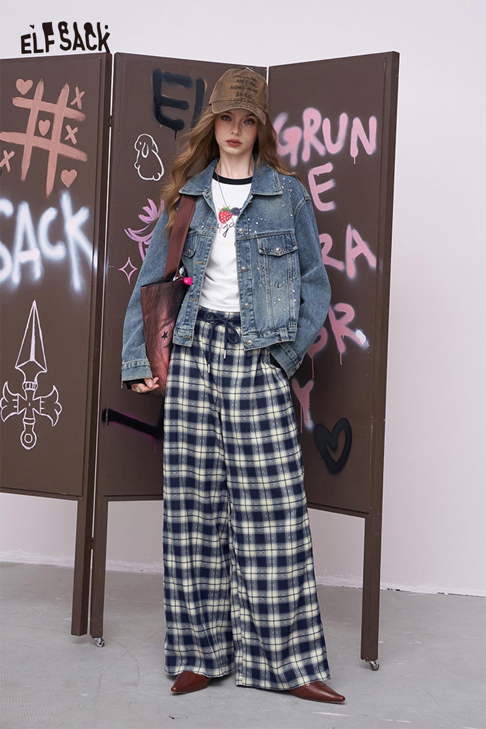 ELFSACK model wearing women's plaid wide leg pants in navy white check paired with denim jacket and brown boots
