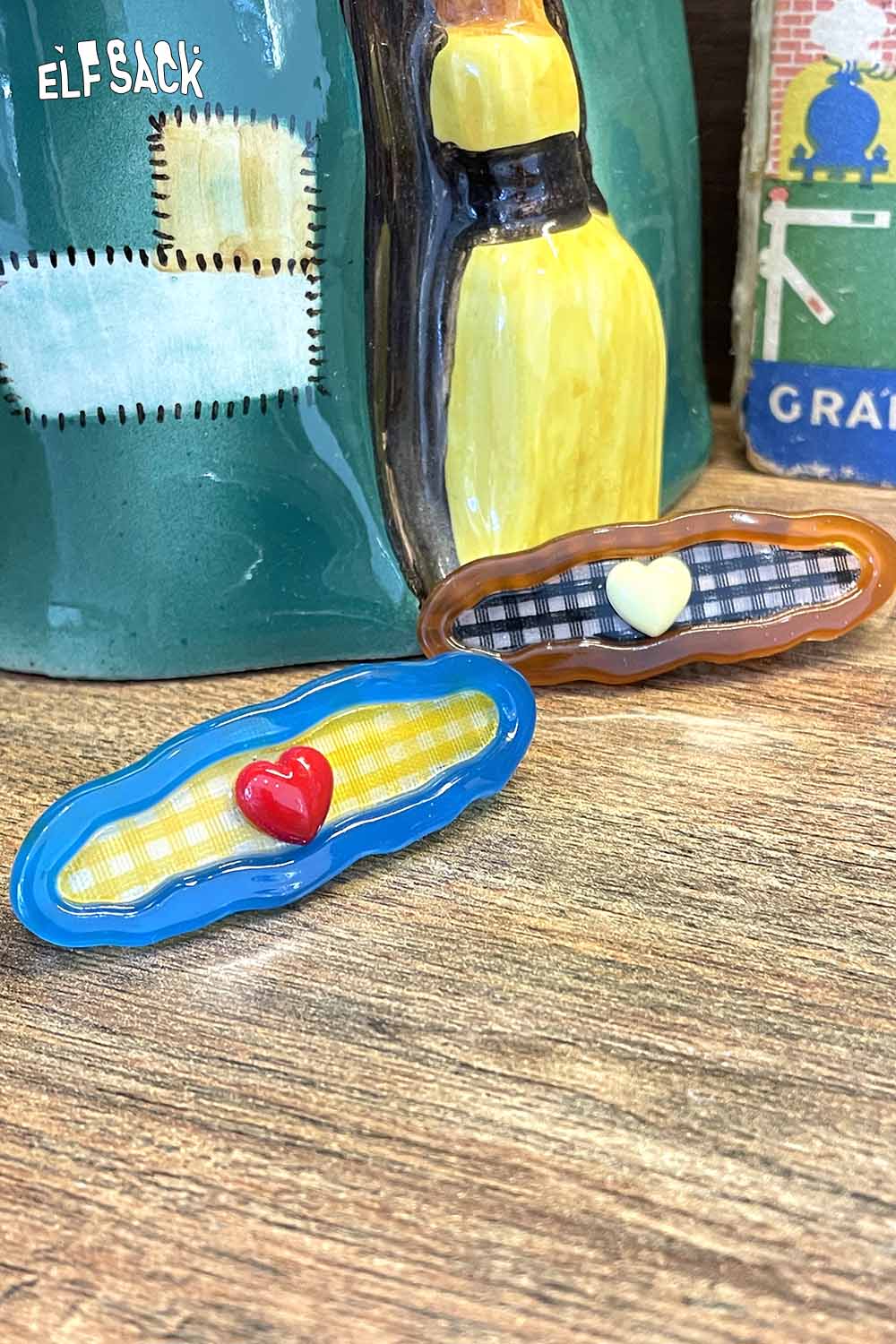 Set of two checkered resin hair clips with heart accents from ELFSACK for trendy hairstyles