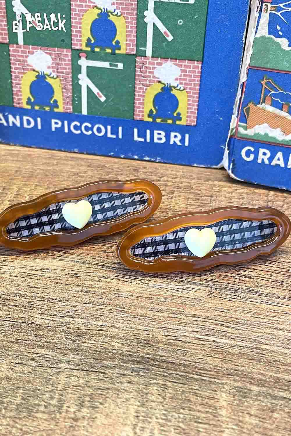 ELFSACK checkered resin hair clip set with heart design, perfect for stylish hair styling