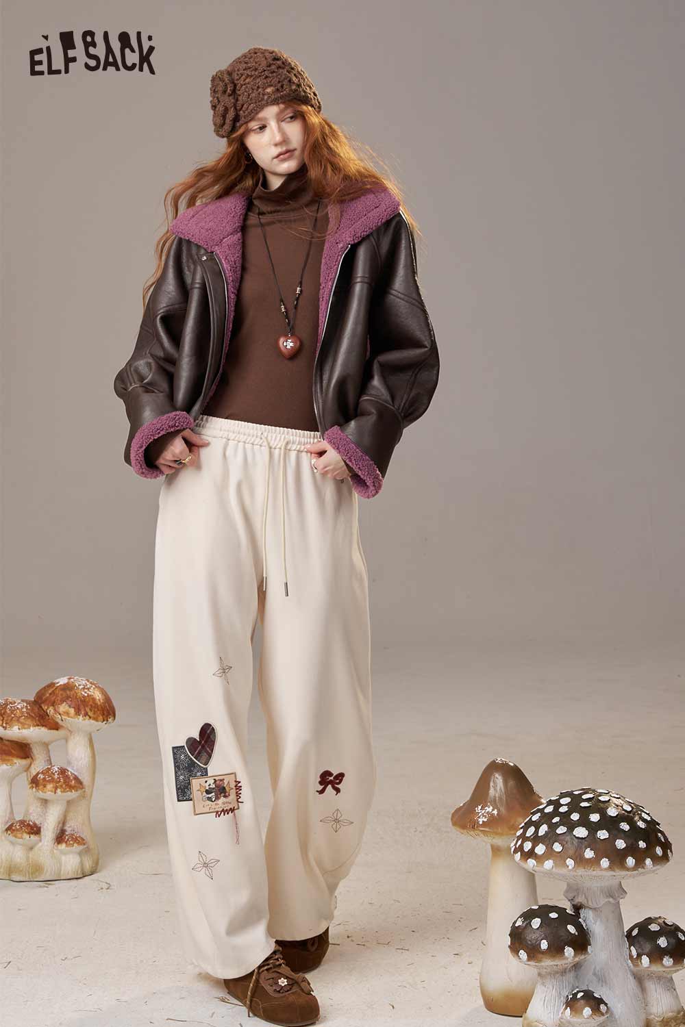 Color block faux fur bomber jacket by ELFSACK paired with stylish cream baggy sweatpants