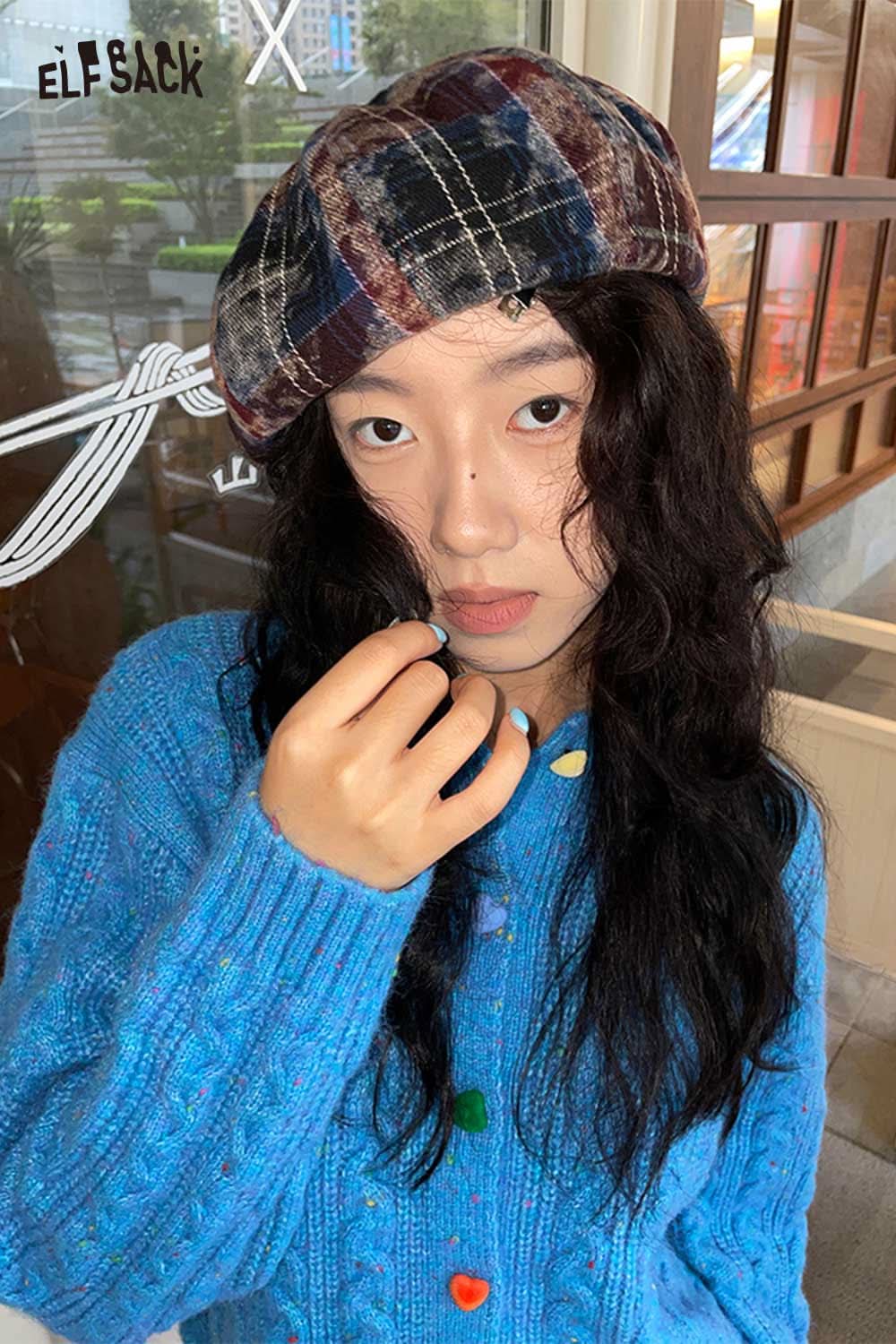 Color blocked knitted beret by ELFSACK, styled with a cozy blue sweater for a trendy look