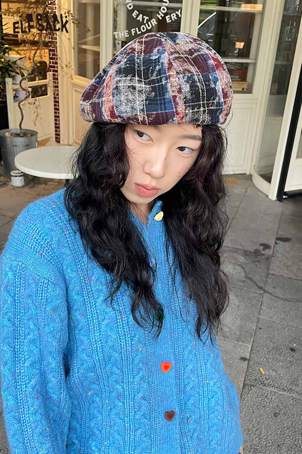 Color blocked knitted beret by ELFSACK styled with a blue cozy sweater for a trendy look