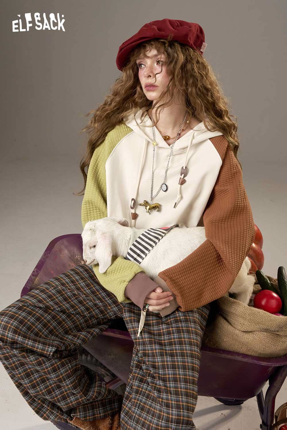 ELFSACK colorblock raglan sleeve sweatshirt in a stylish design with patchwork colors and cozy fit