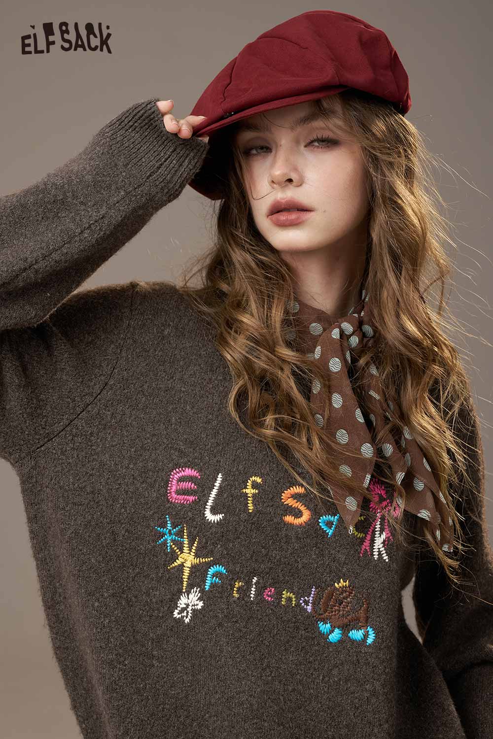 ELFSACK colorful logo embroidery sweater in brown with playful designs and cozy fit