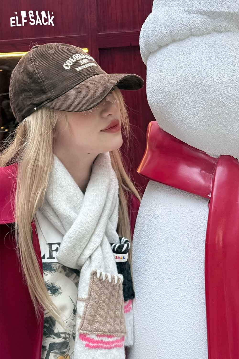 ELFSACK corduroy baseball cap for women in brown, paired with a stylish scarf