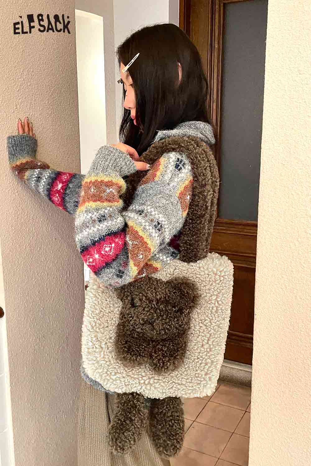 Cute 3D bear shoulder bag by ELFSACK showcased on a model wearing a patterned sweater