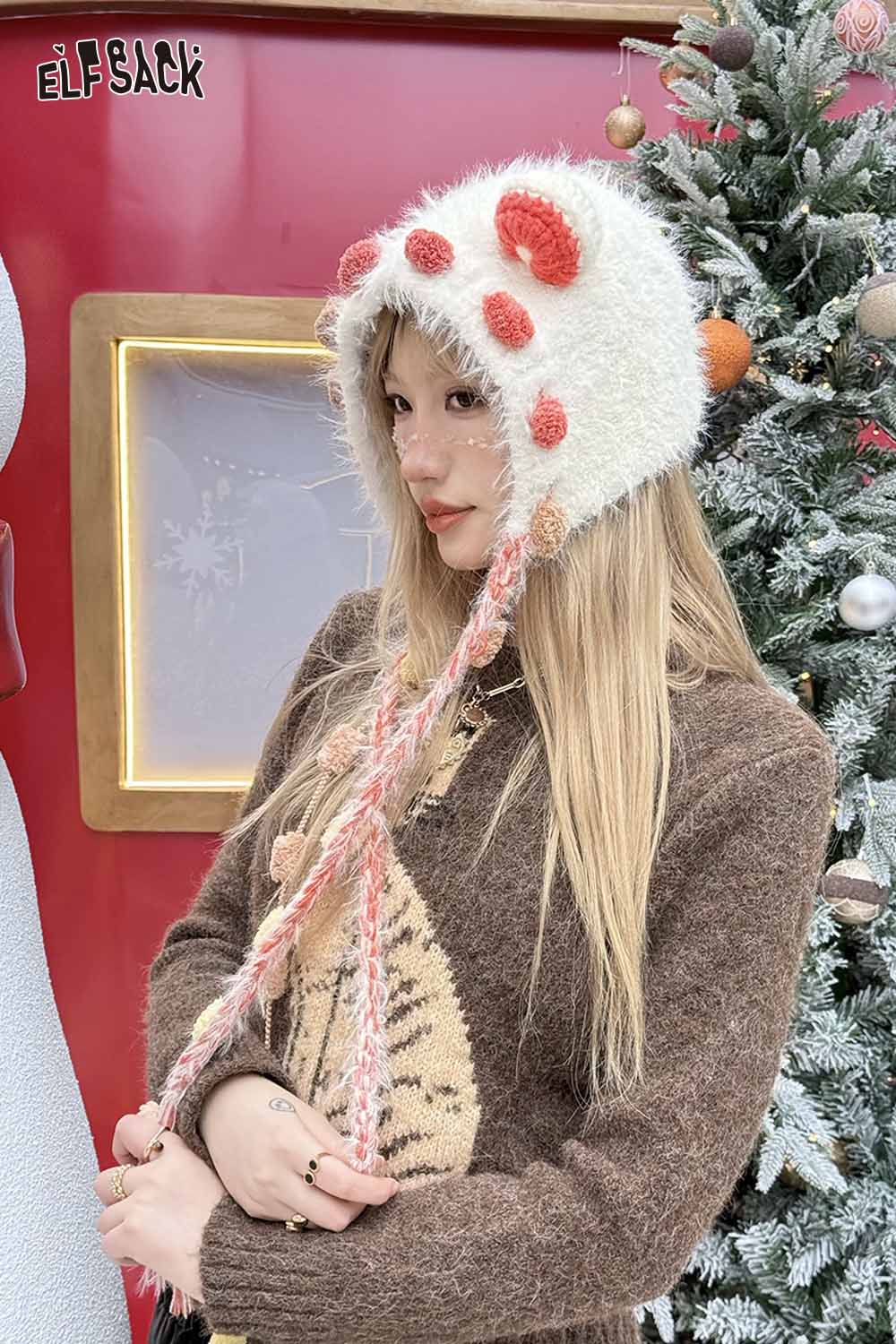 Cute 3D ear beanie hat from ELFSACK with playful pom poms and cozy texture for winter fashion
