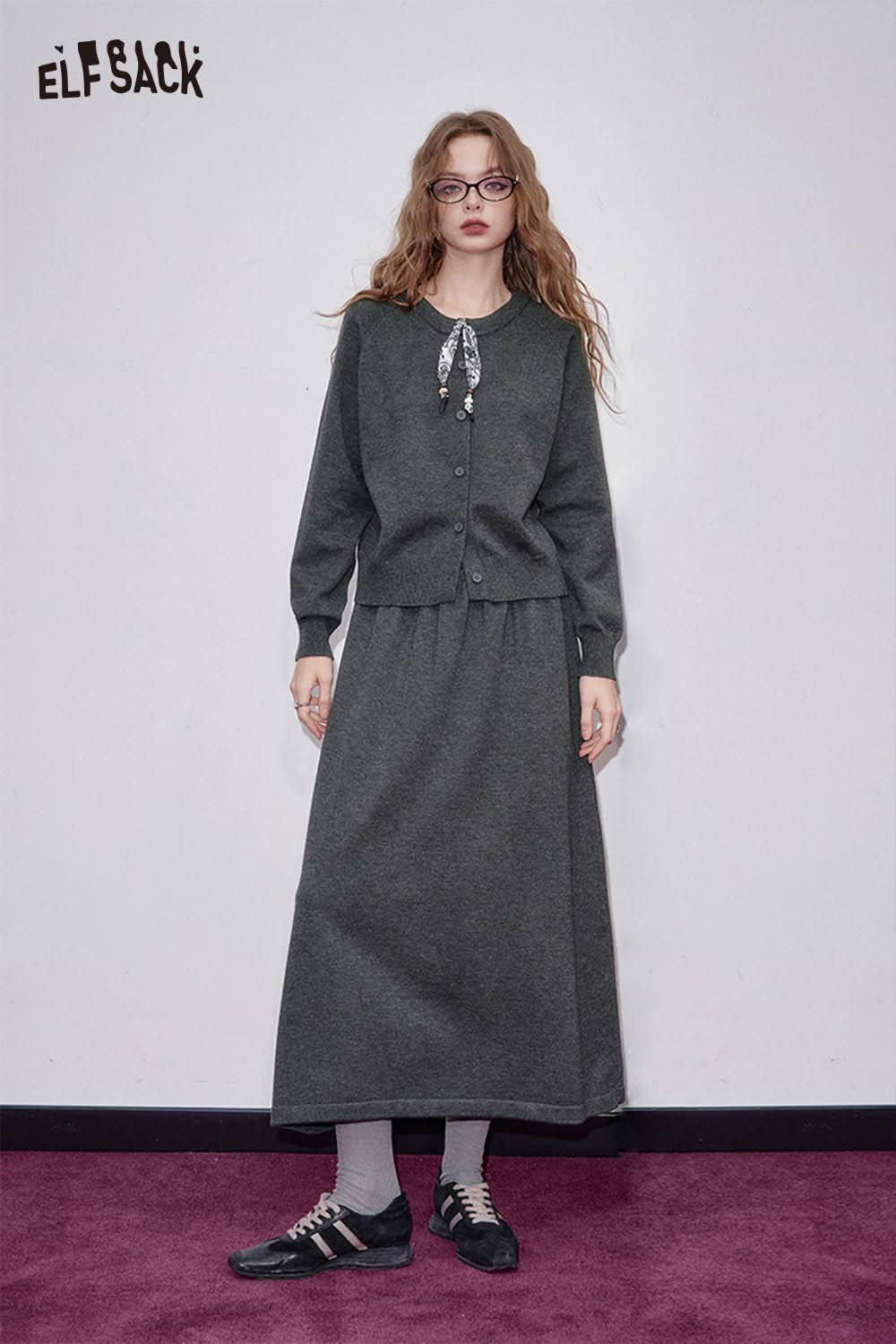 ELFSACK dark grey matching set for women featuring a cozy cardigan and long skirt for a stylish look