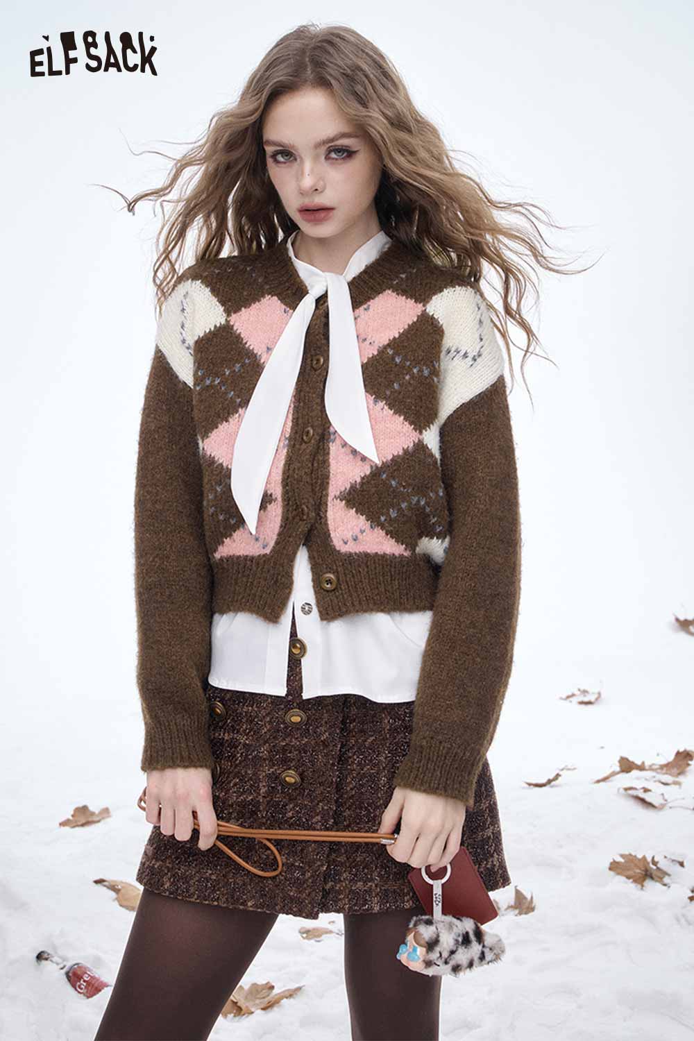 ELFSACK diamond graphic cropped sweater in brown with colorful diamond patterns for a stylish look