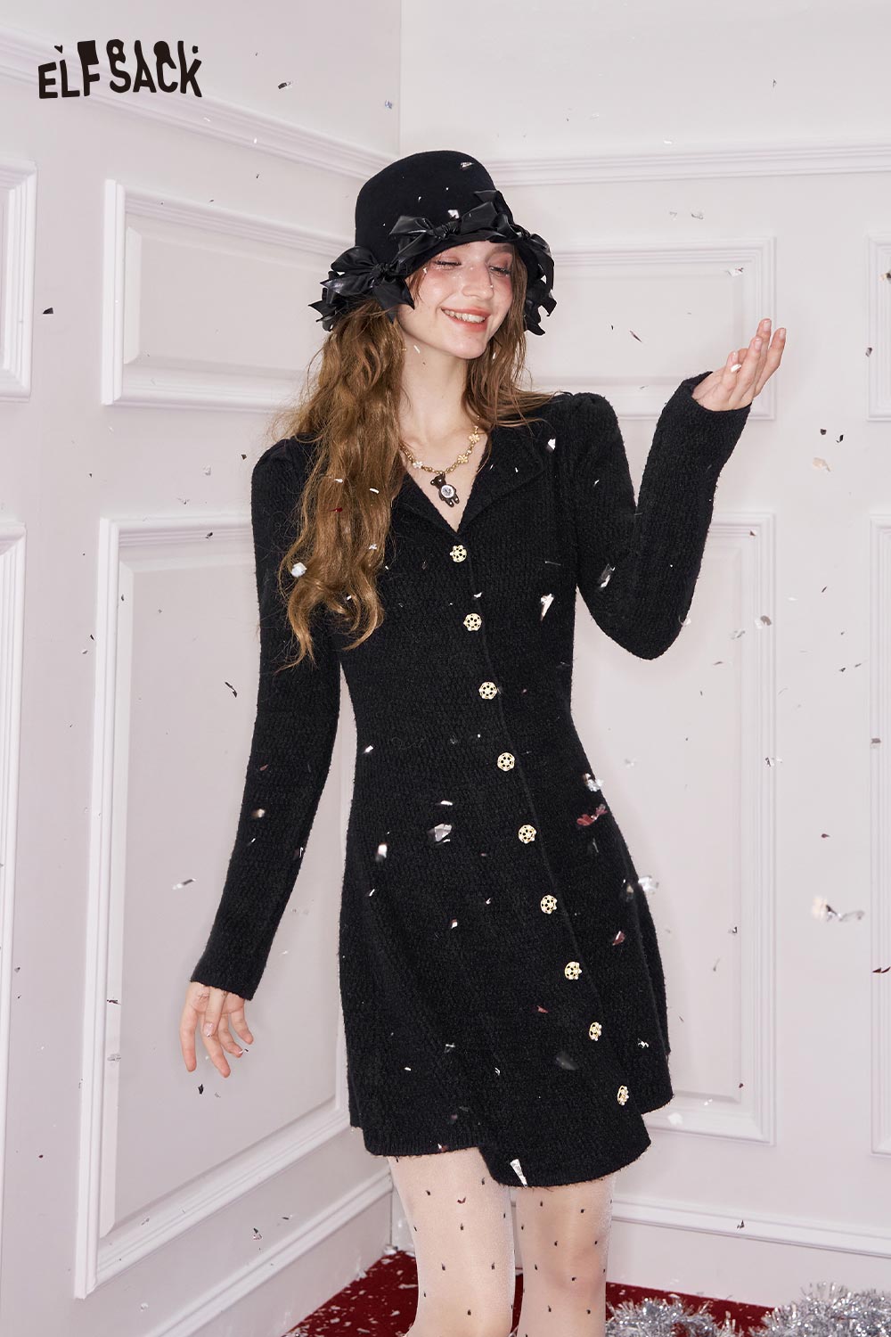 ELFSACK elegant gold button dress featuring a stylish black design and fitted silhouette