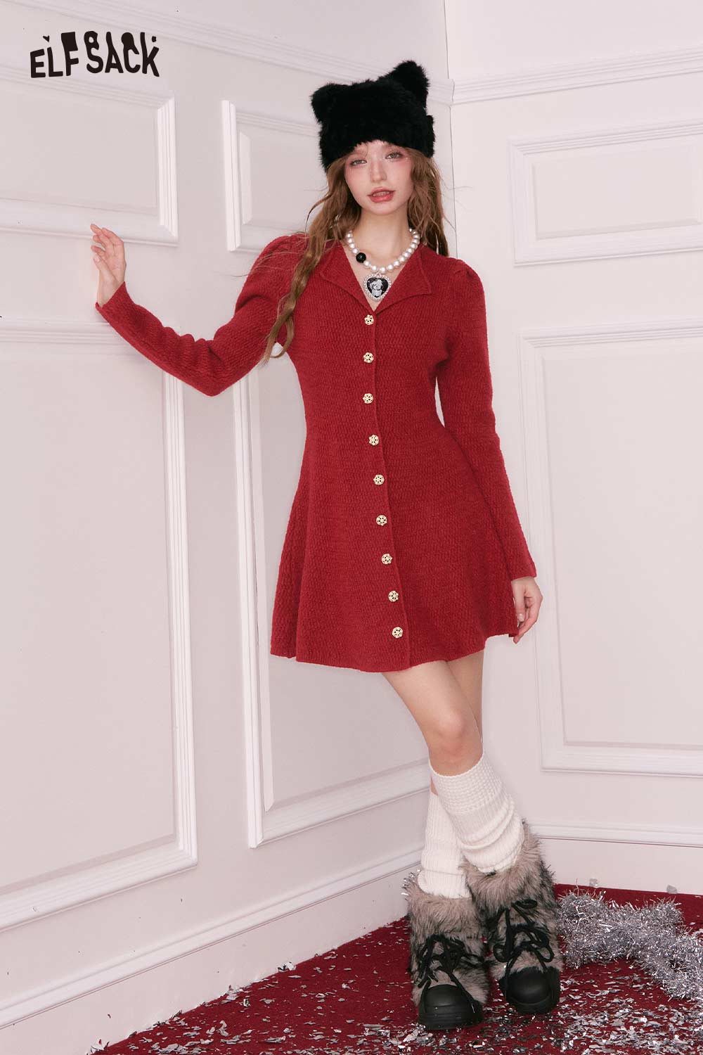 Stylish woman in red ELFSACK elegant gold button dress with long sleeves and a relaxed fit