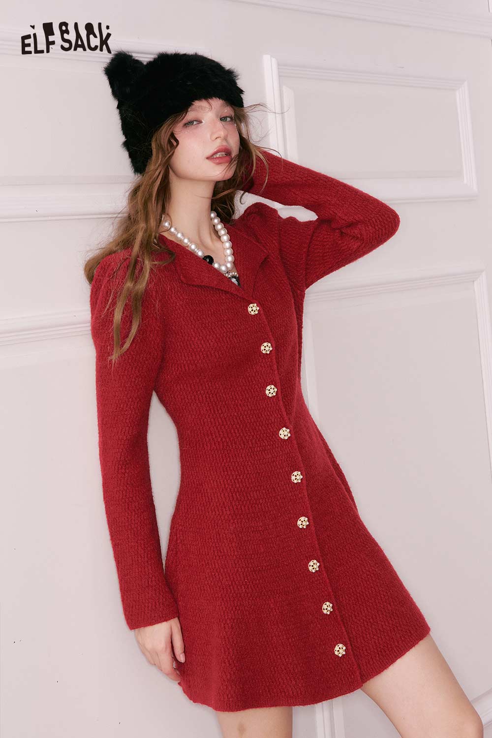 ELFSACK elegant gold button dress in red with a fitted silhouette and long sleeves