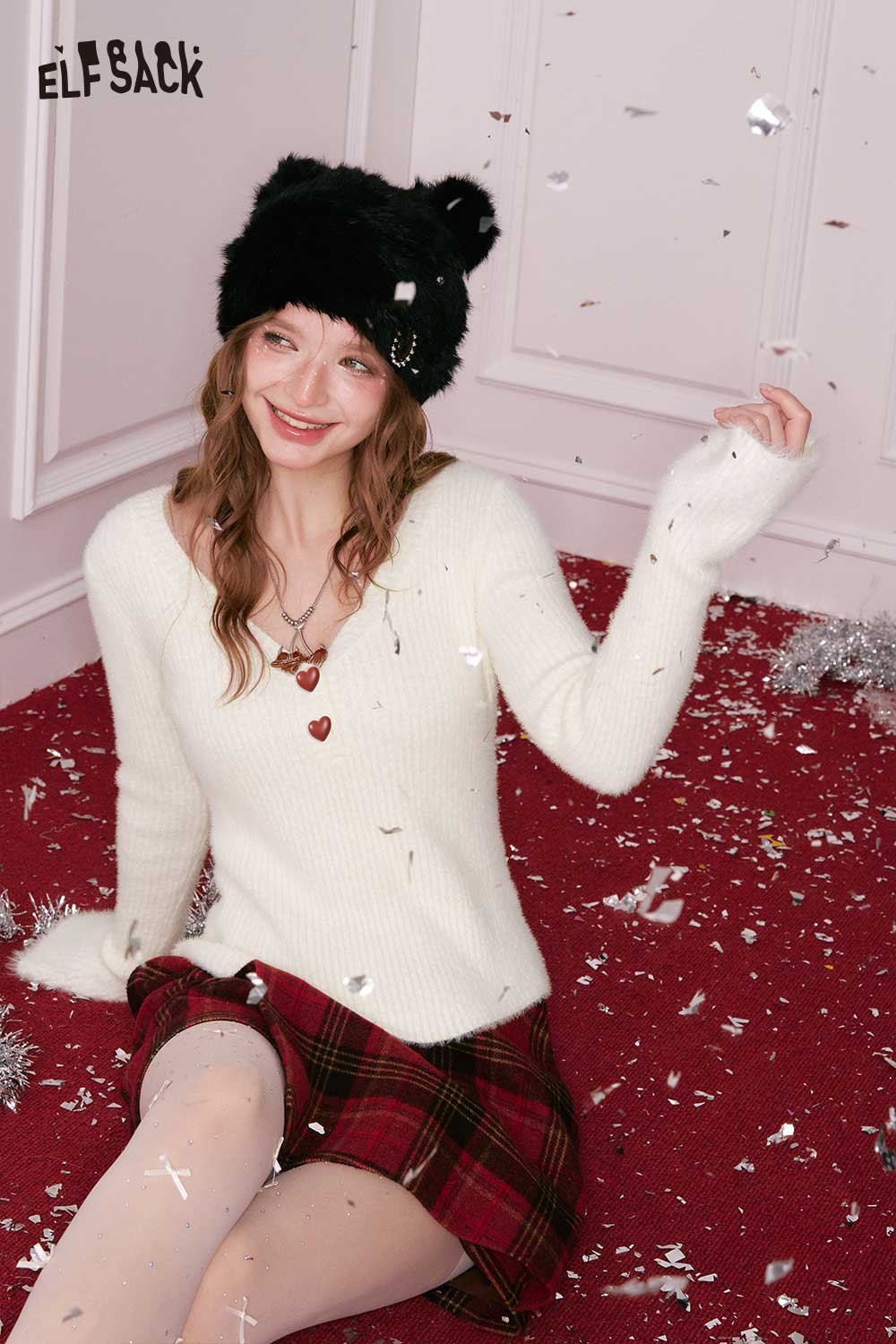 ELFSACK elegant v neck sweater women in cream with soft texture, styled with a plaid skirt and a black hat