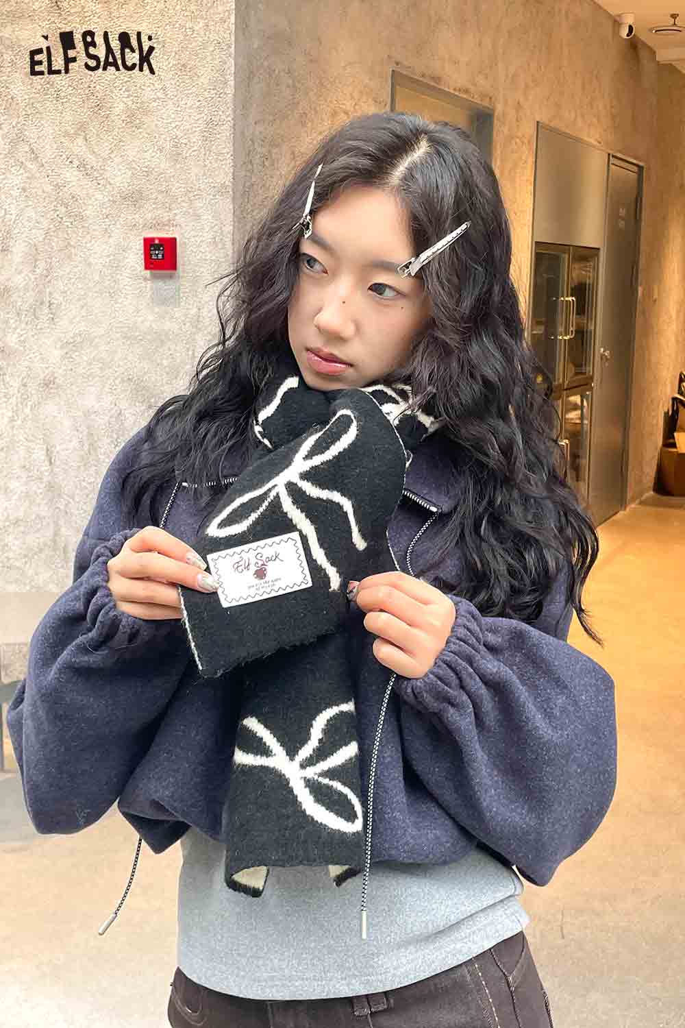 
                  
                    ELFSACK Bow Graphic Neck Warmer in Black and White for Stylish Winter Accessories
                  
                