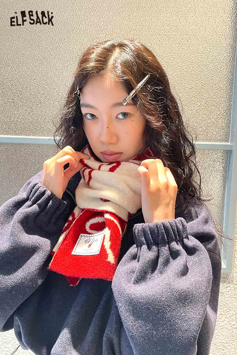 ELFSACK Bow Graphic Neck Warmer in Cream and Red, perfect for stylish winter layering