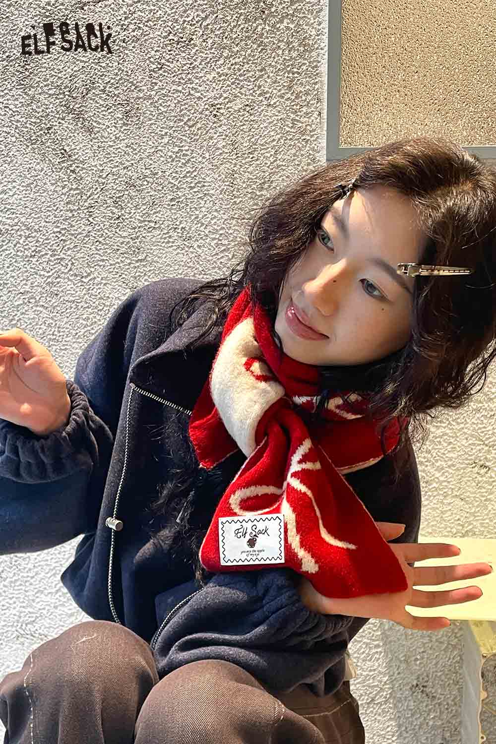 ELFSACK Bow Graphic Neck Warmer in Red and Cream Pattern for Stylish Cold Weather Wear