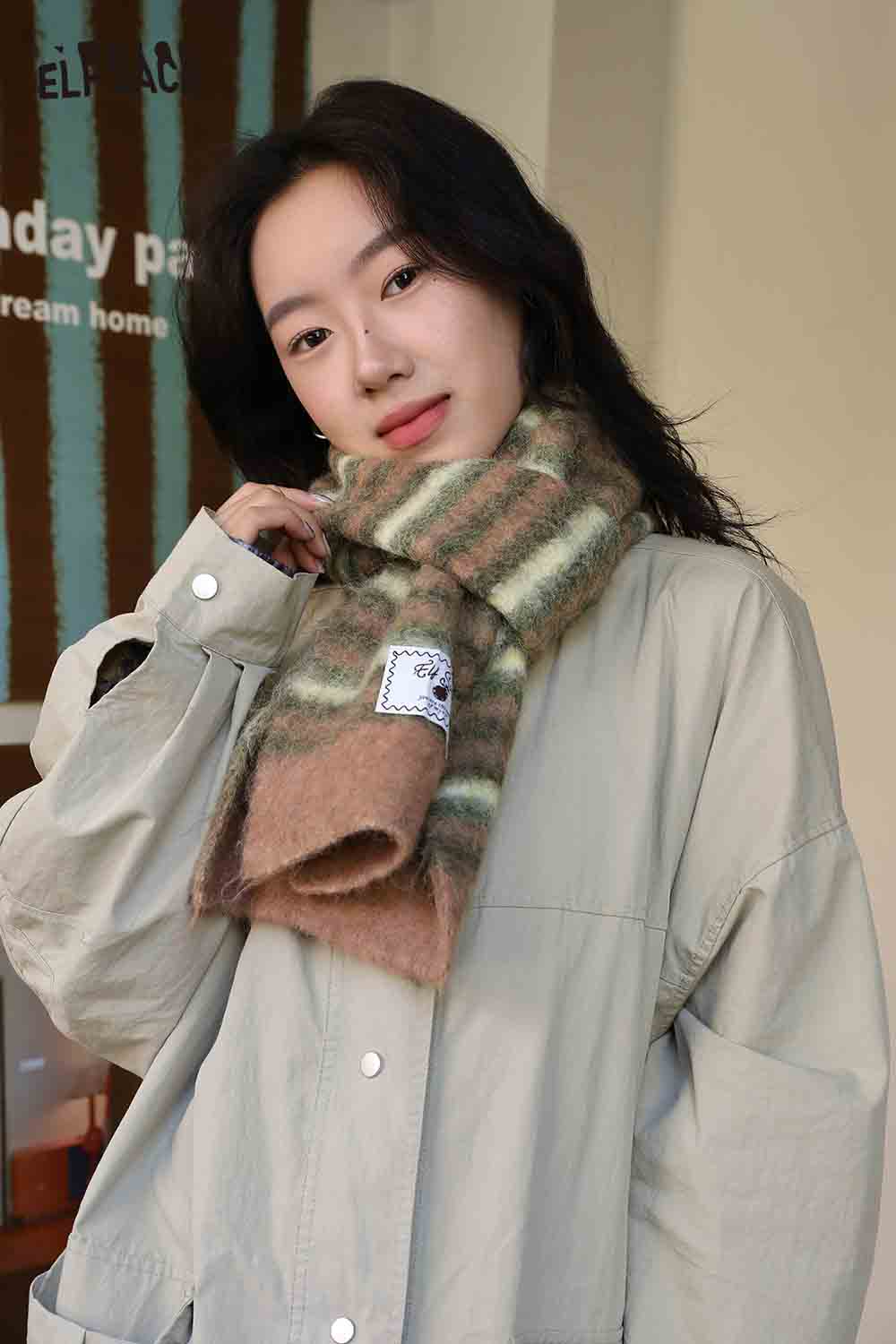 ELFSACK Christmas striped scarf for women in soft fabric, styled with a casual jacket.