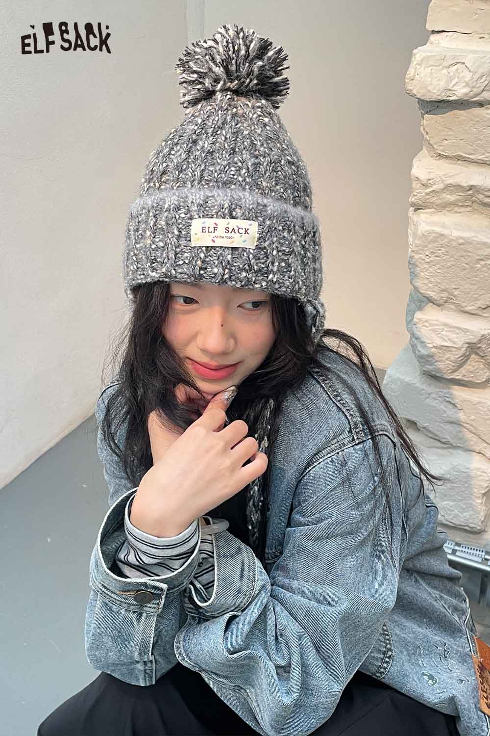 Cute striped pom beanie for women by ELFSACK, featuring a cozy design and stylish pom pom detail