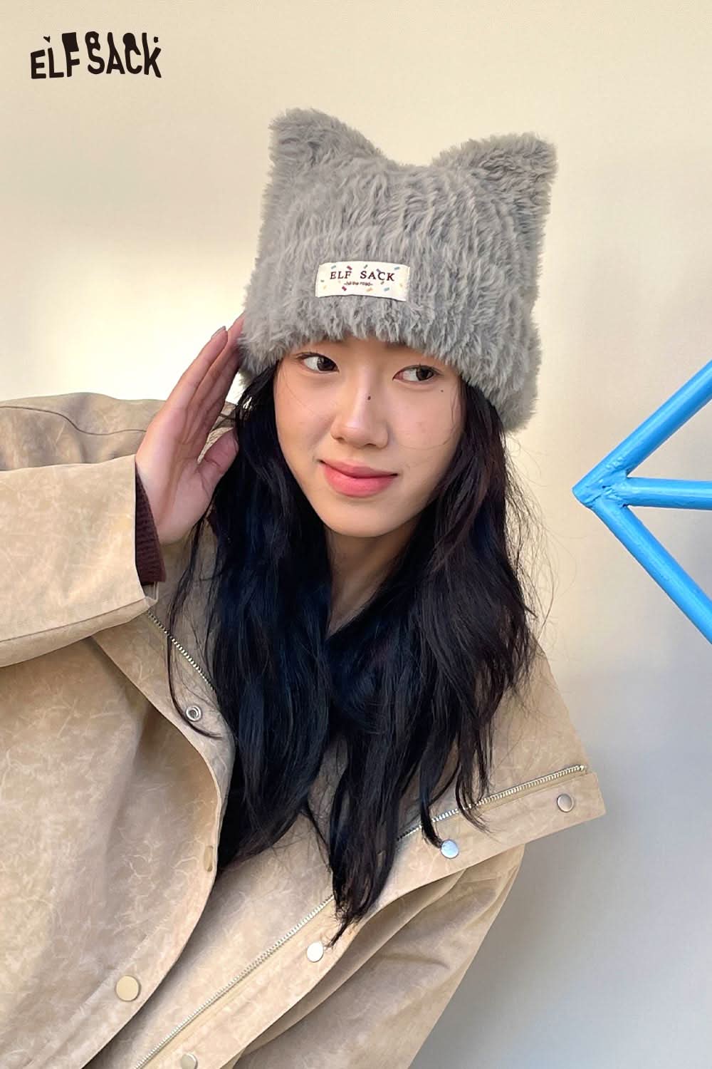 Cozy gray plush cat ear hat for women by ELFSACK, perfect for stylish winter outfits