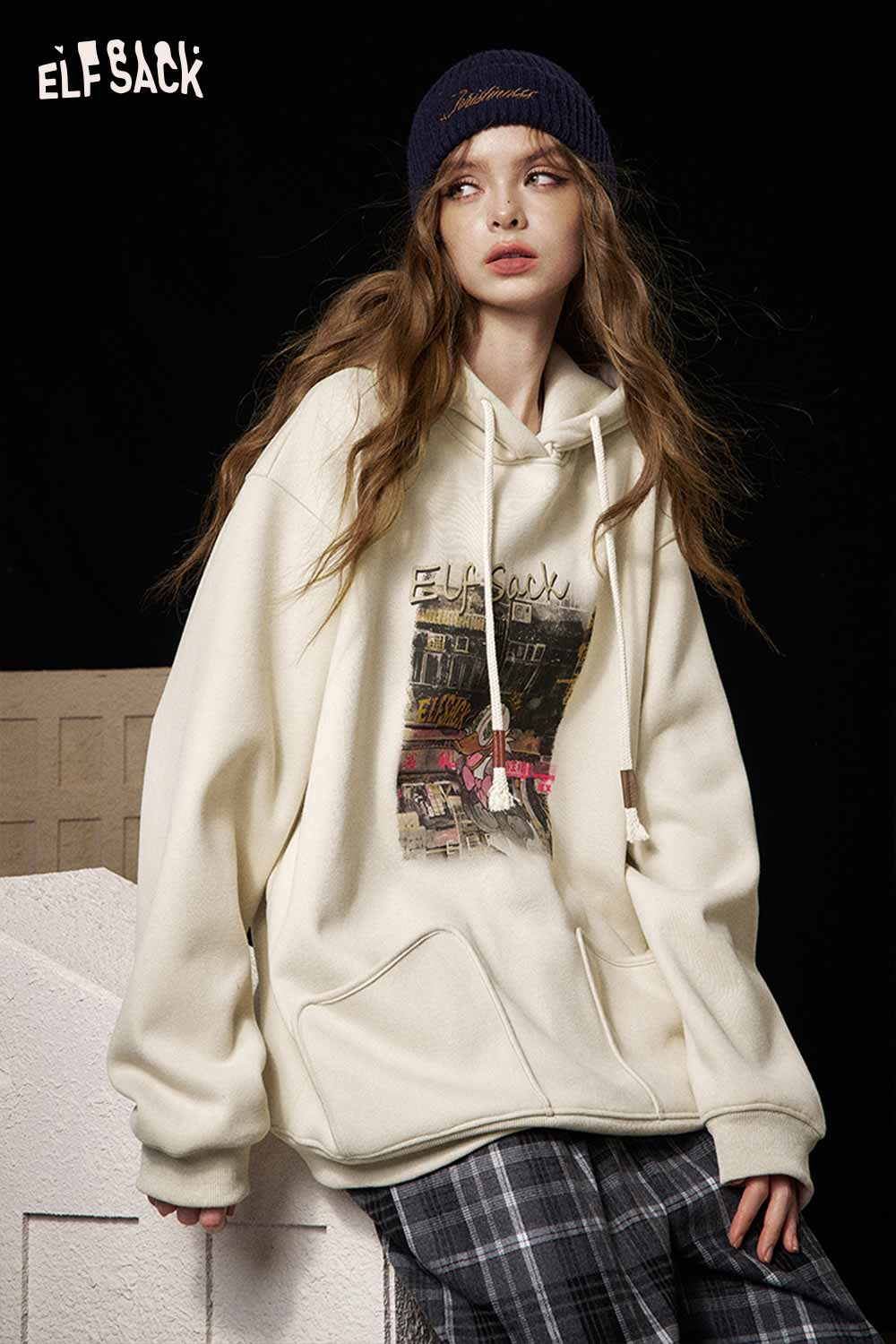 ELFSACK soft graphic hooded sweatshirt in cream with a stylish print and cozy fit for casual wear
