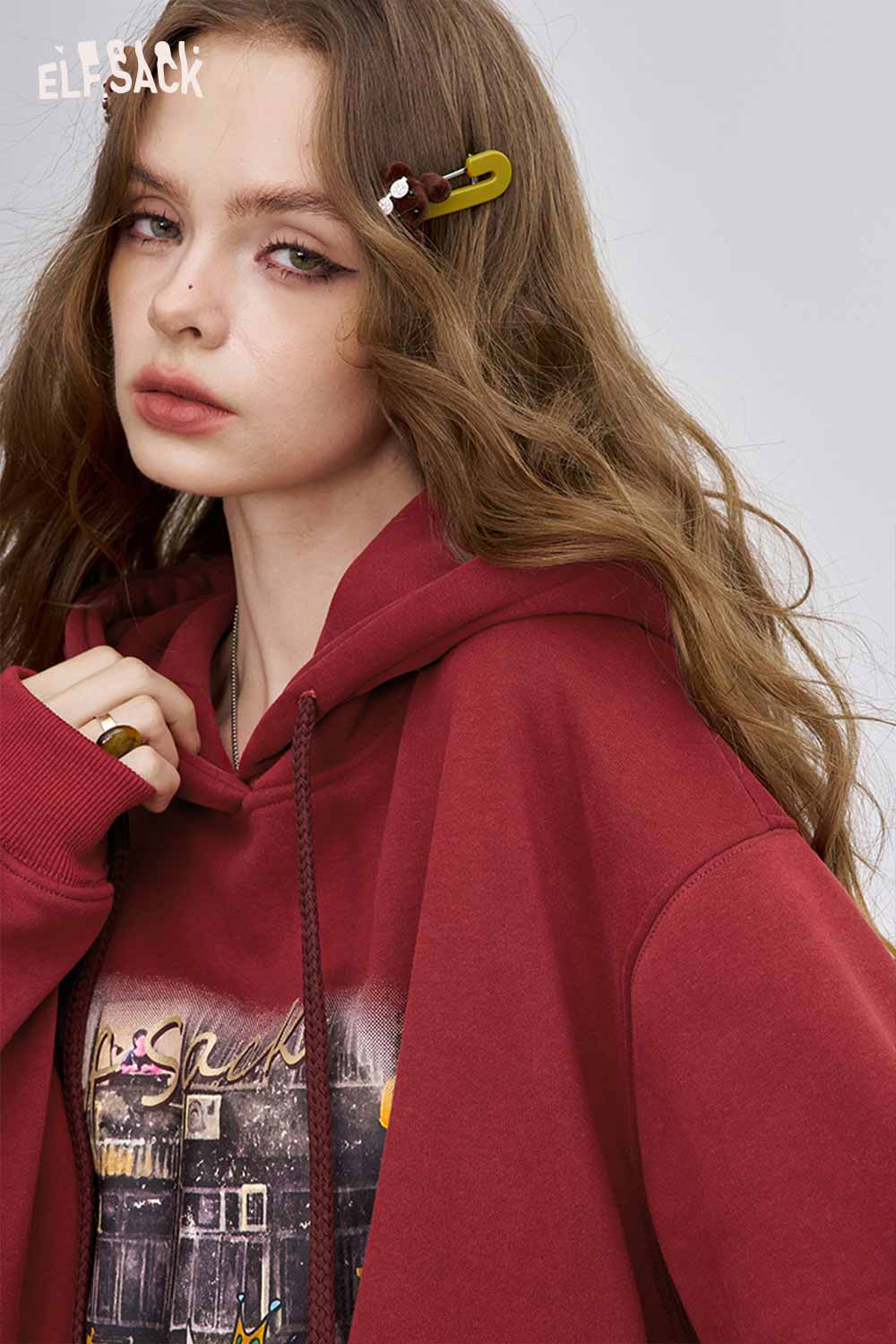 ELFSACK soft graphic hooded sweatshirt in burgundy with stylish front print and cozy fit