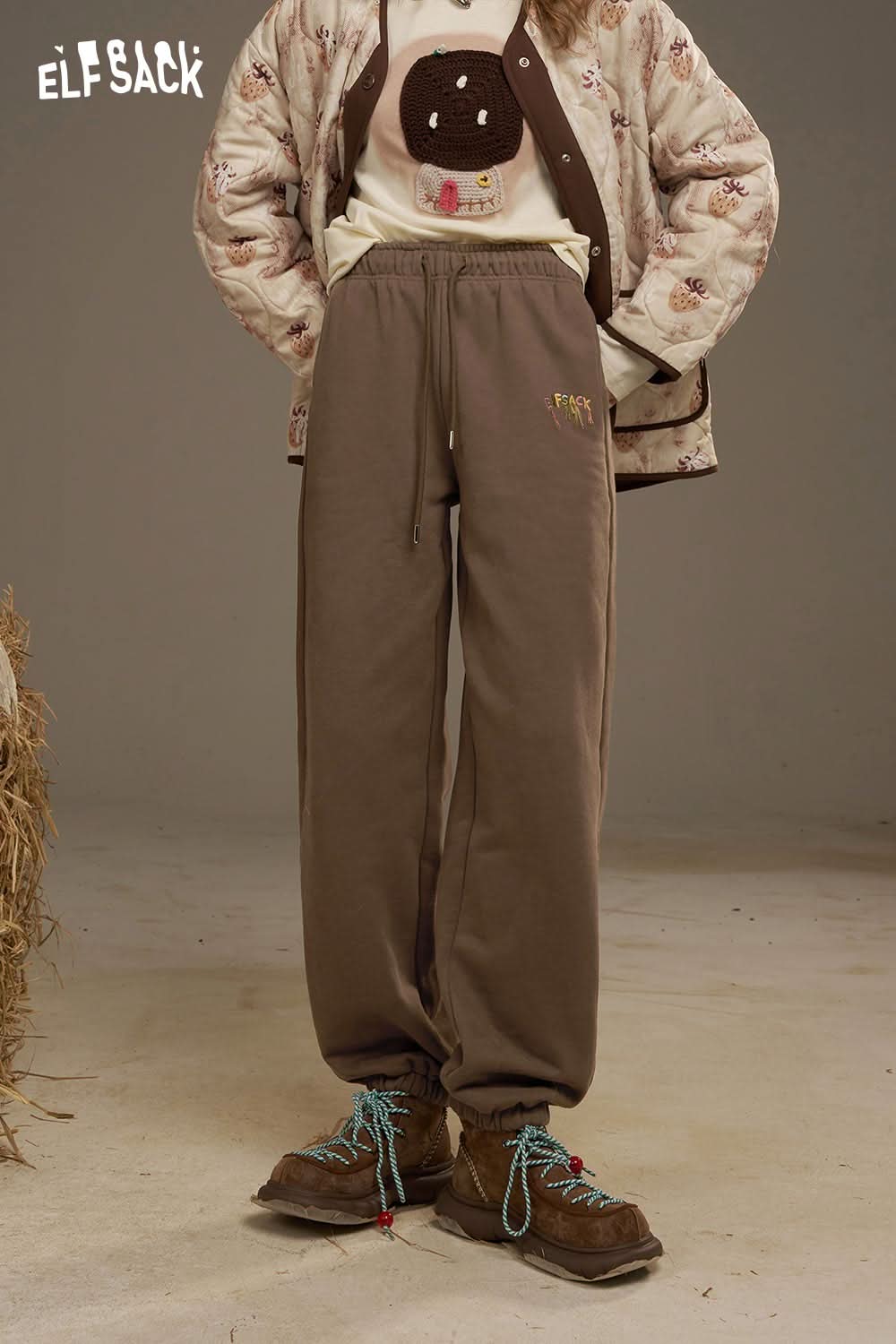 ELFSACK stylish white cropped sweat pants for women, perfect for casual and comfortable wear