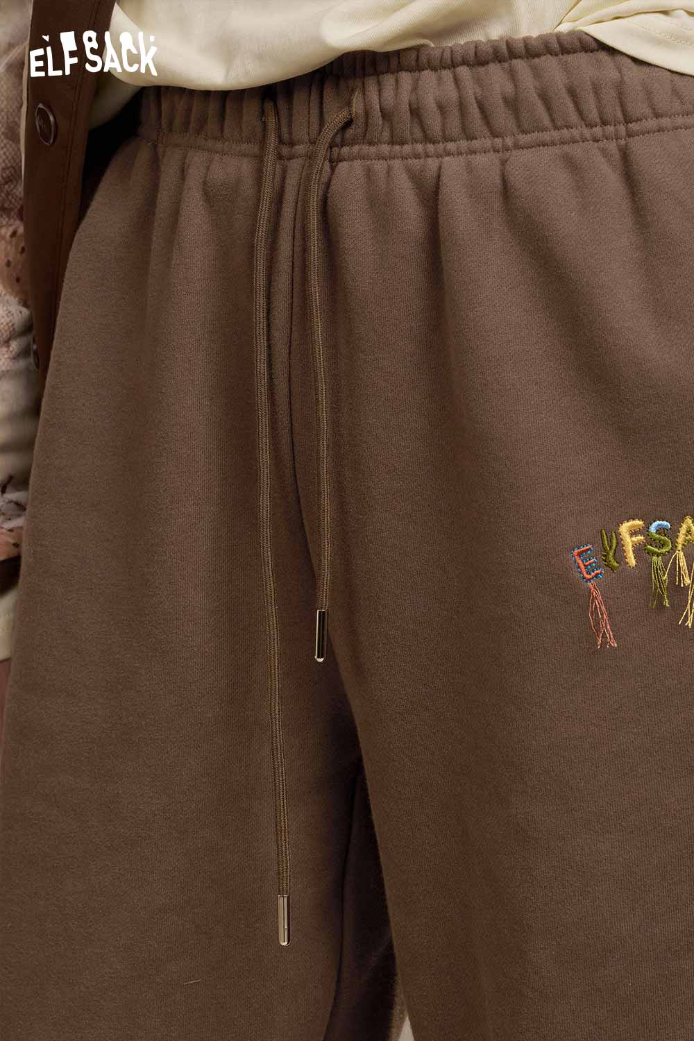 ELFSACK brown pants featuring a drawstring for a cozy fit, perfect with white cropped sweat pants for women.