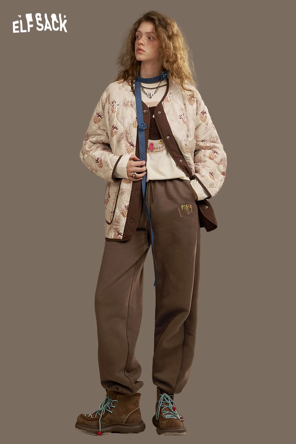 ELFSACK model wearing stylish white cropped sweat pants for women with a cozy outfit
