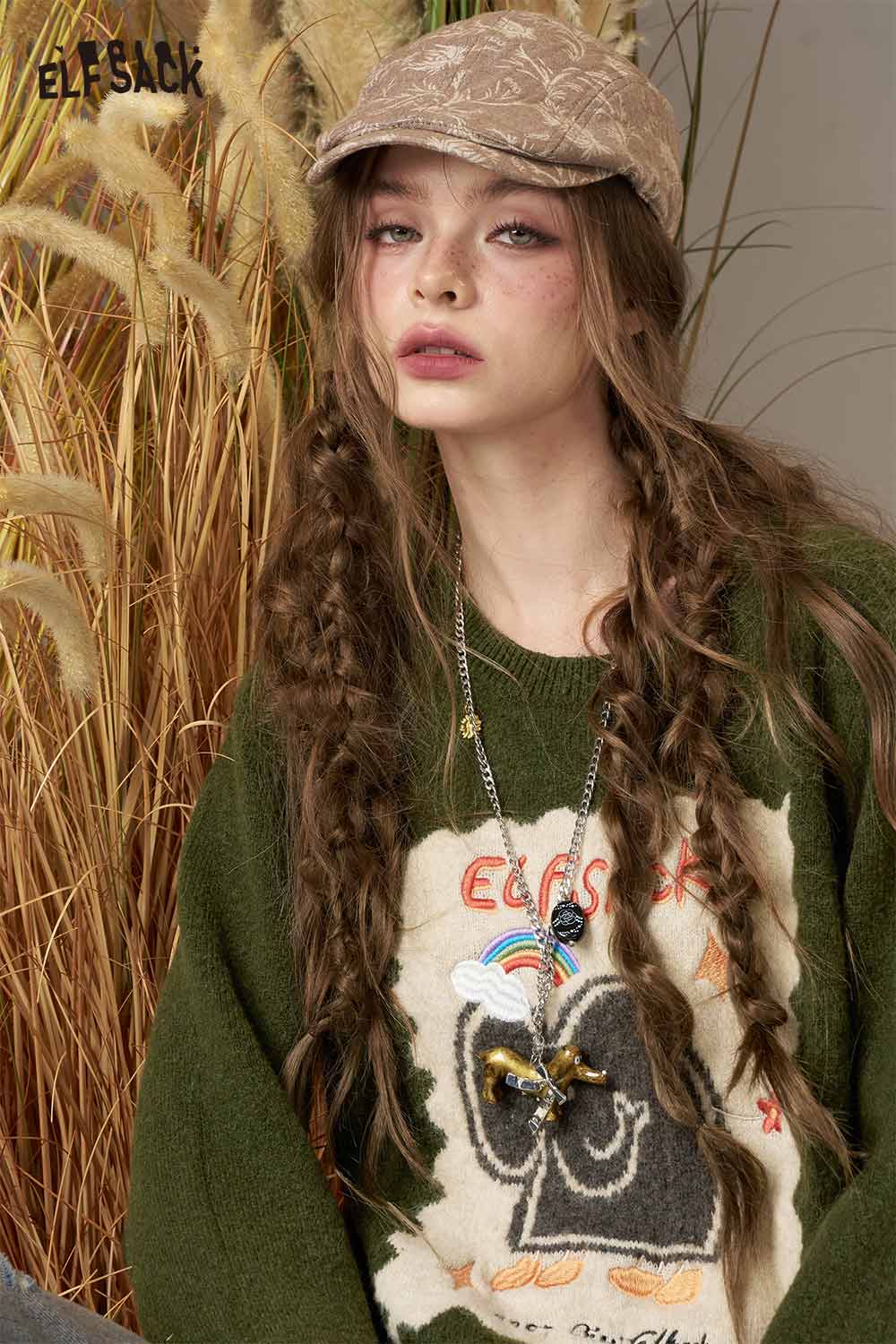 ELFSACK cartoon kitten embroidered sweater in green with playful graphics and cozy fit