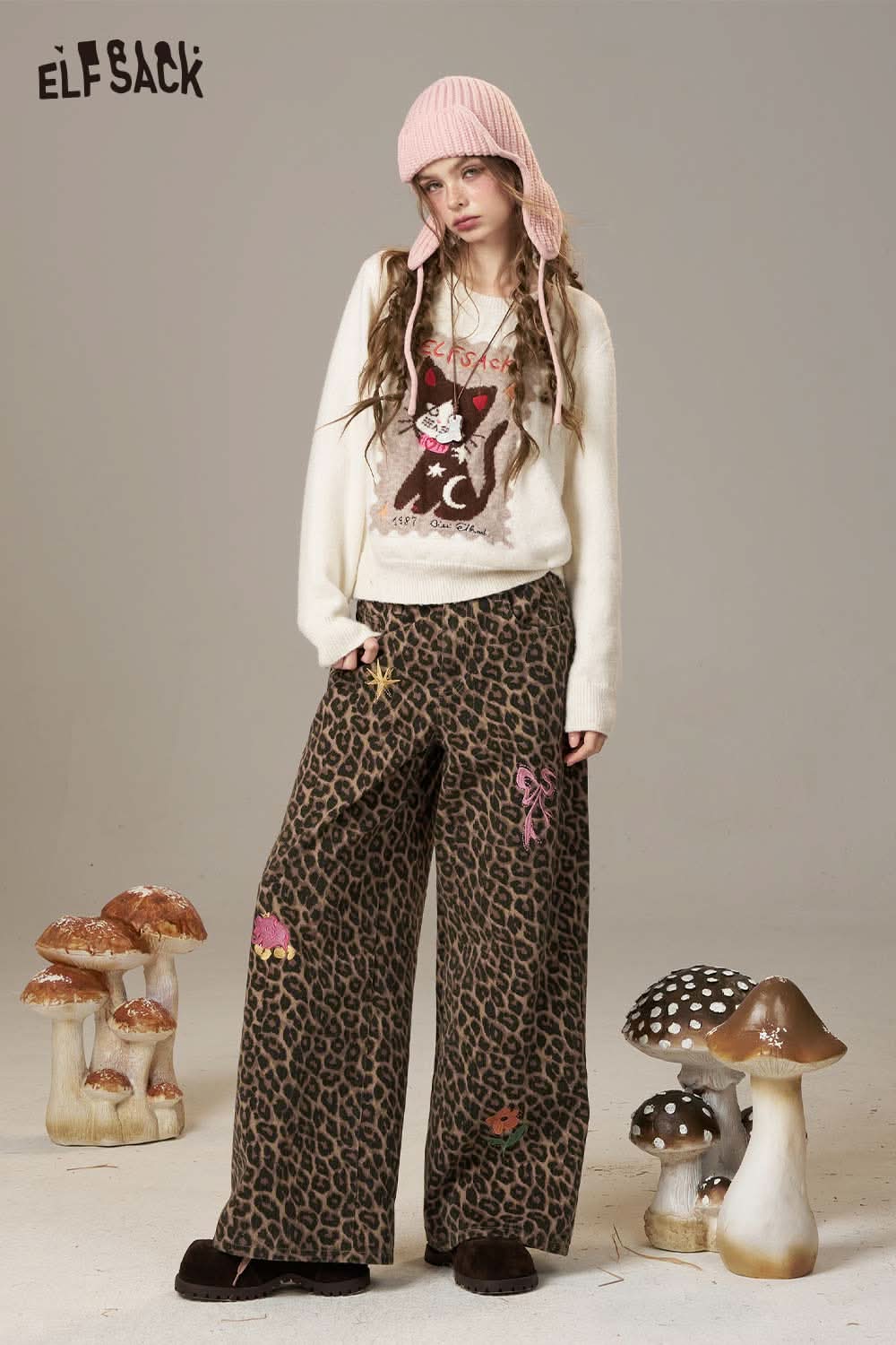 ELFSACK cartoon kitten embroidered sweater paired with leopard print pants for a trendy casual look