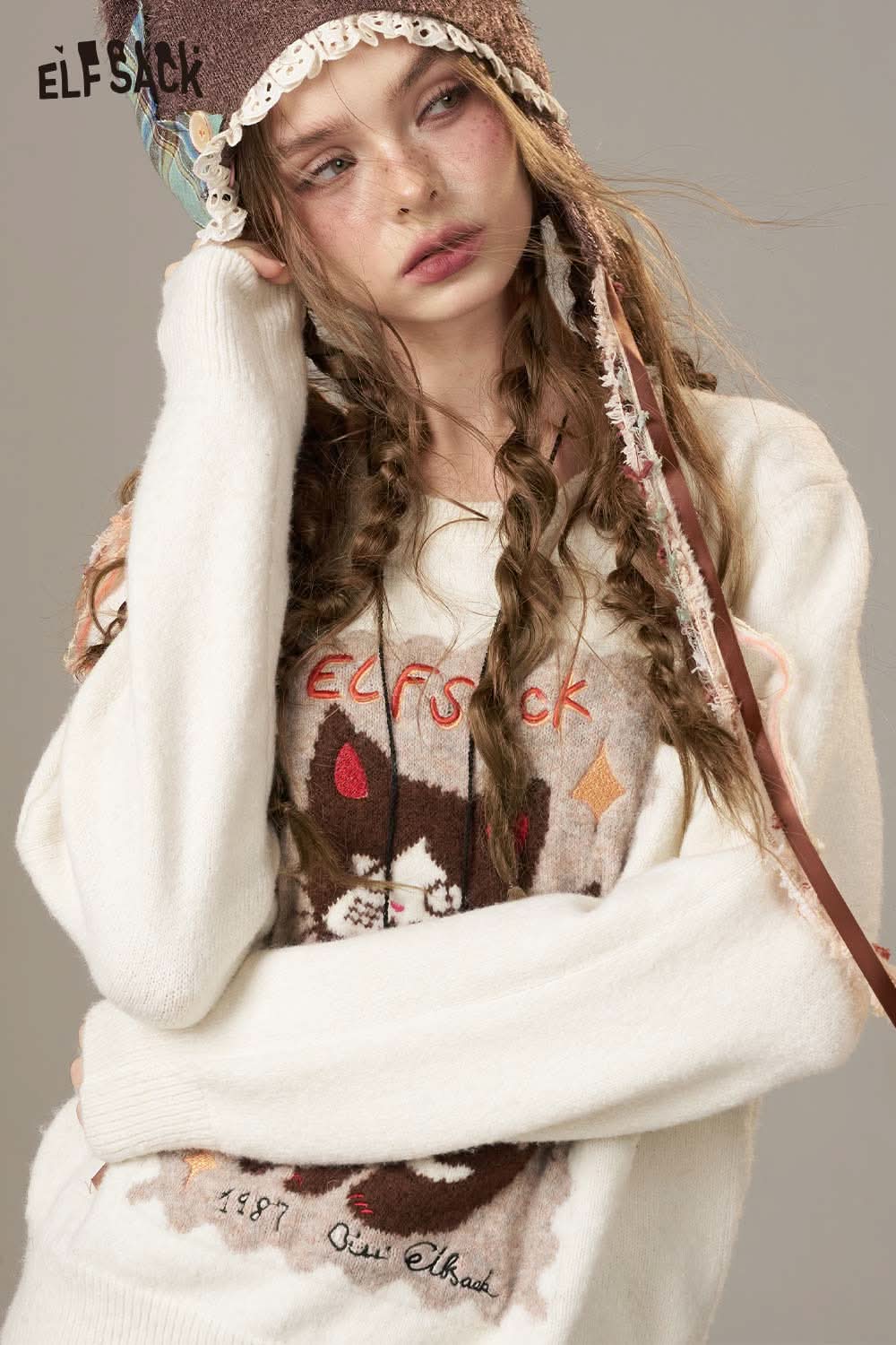 ELFSACK cartoon kitten embroidered sweater with playful design and cozy fit for casual wear