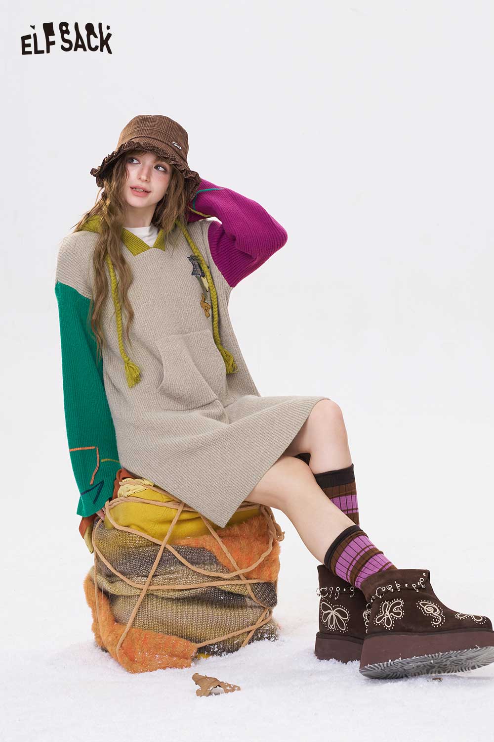 ELFSACK color block hooded dress featuring vibrant sleeves and a cozy design for stylish comfort