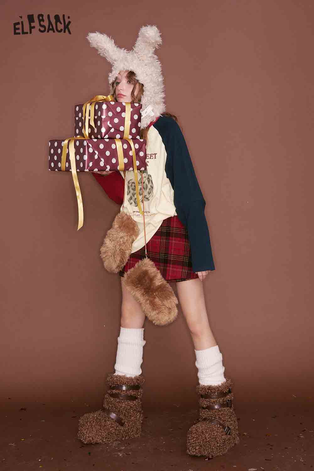 ELFSACK color block raglan sleeve tshirt with playful style, paired with cozy accessories