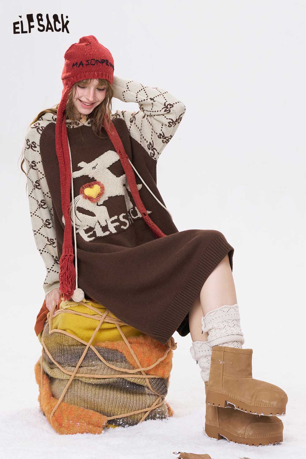 Cute graphic knit dress by ELFSACK in brown with a unique design, perfect for cozy winter outfits