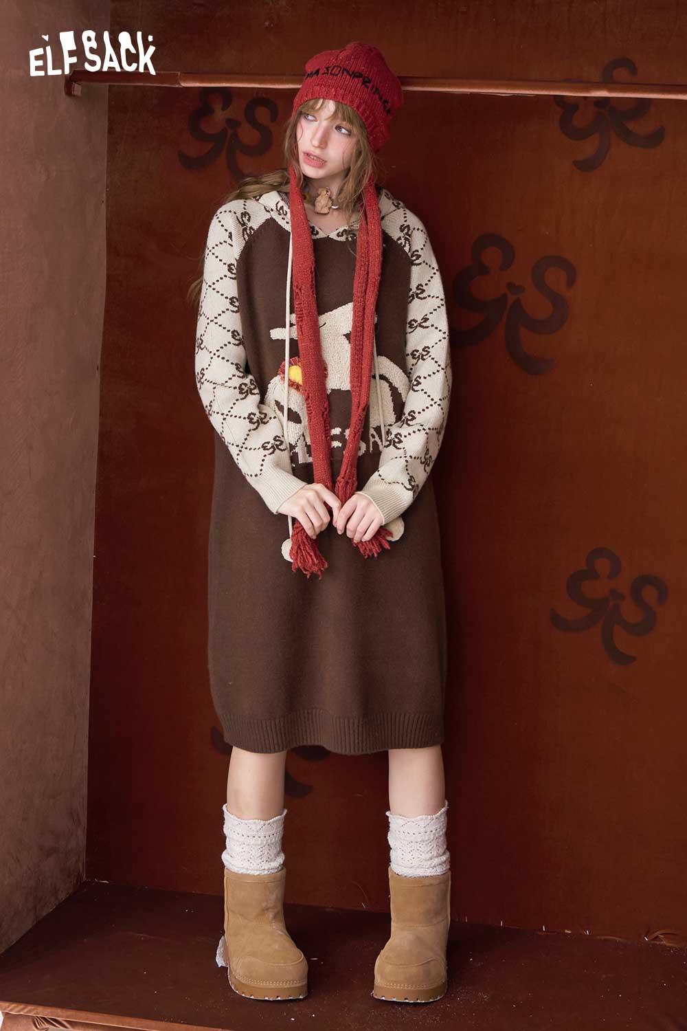 ELFSACK cute graphic knit dress in brown with playful design, perfect for cozy winter wear