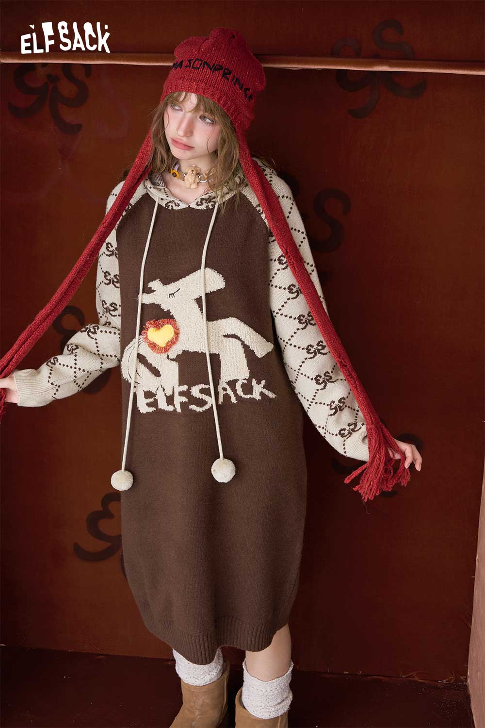 ELFSACK Cute graphic knit dress in brown featuring a playful design and cozy fit for casual wear