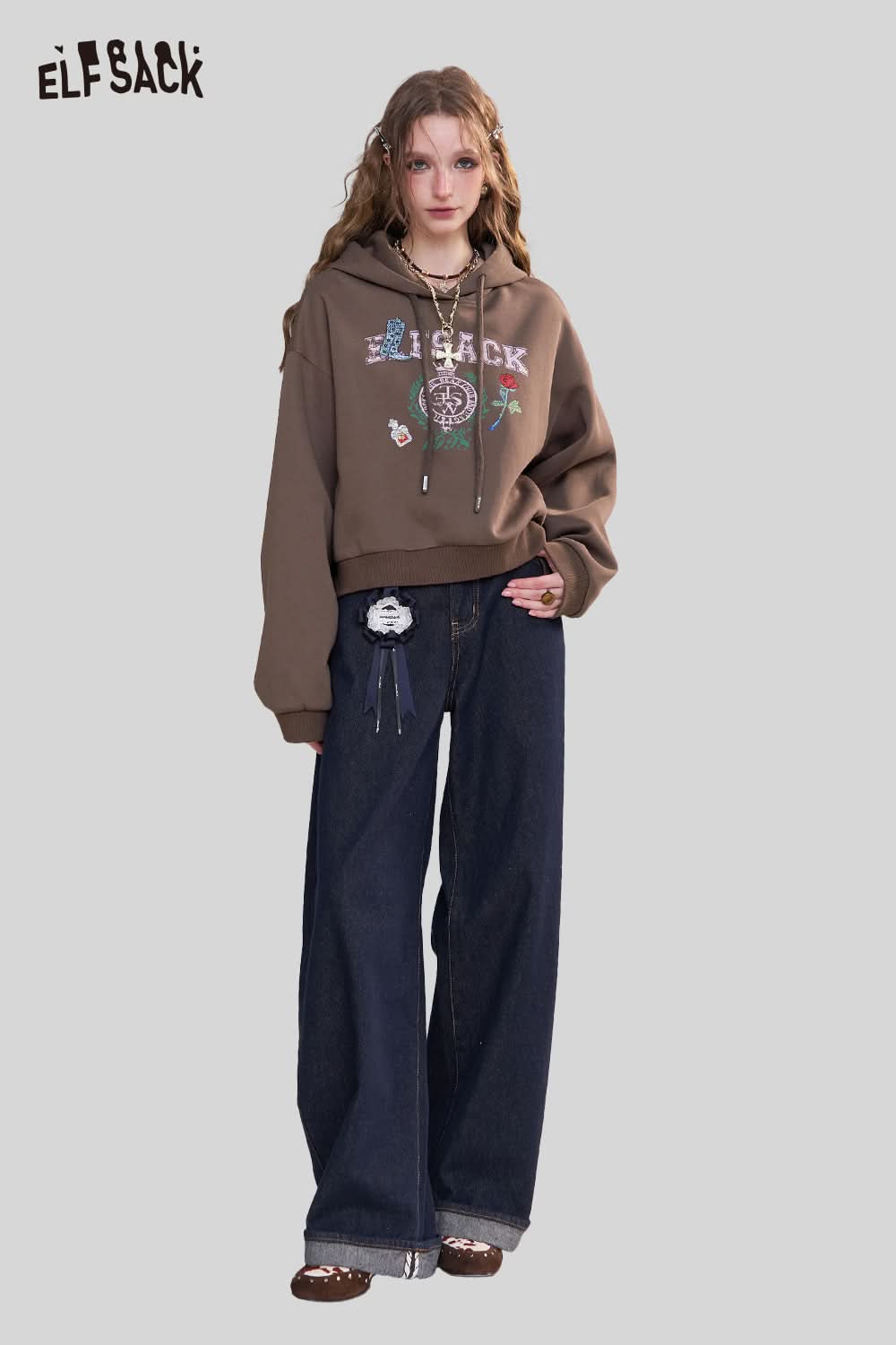 ELFSACK embroidered floral fleece hoodie in brown, styled with wide-leg jeans for a trendy look
