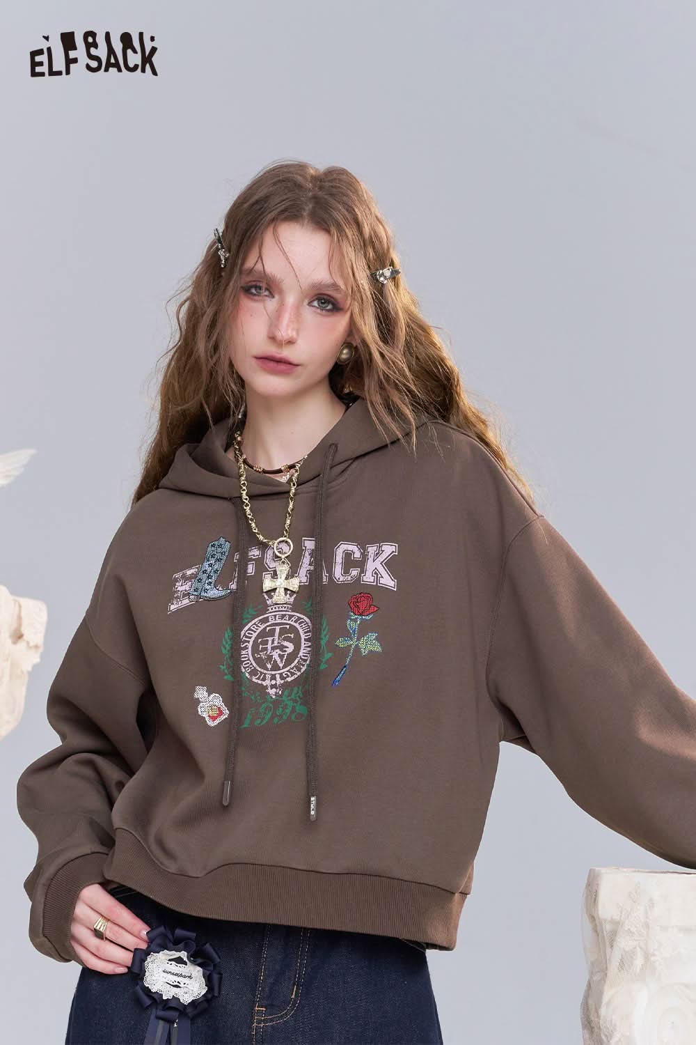 ELFSACK embroidered floral fleece hoodie in brown with stylish graphics and a cropped design