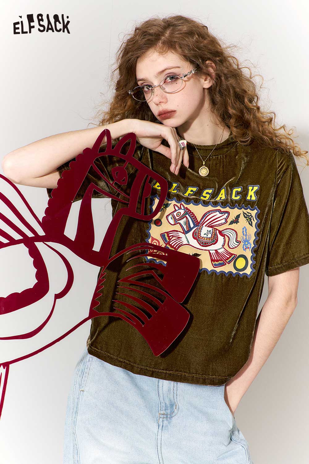 ELFSACK flying horse print t-shirt featuring vibrant graphics and a relaxed fit for casual wear