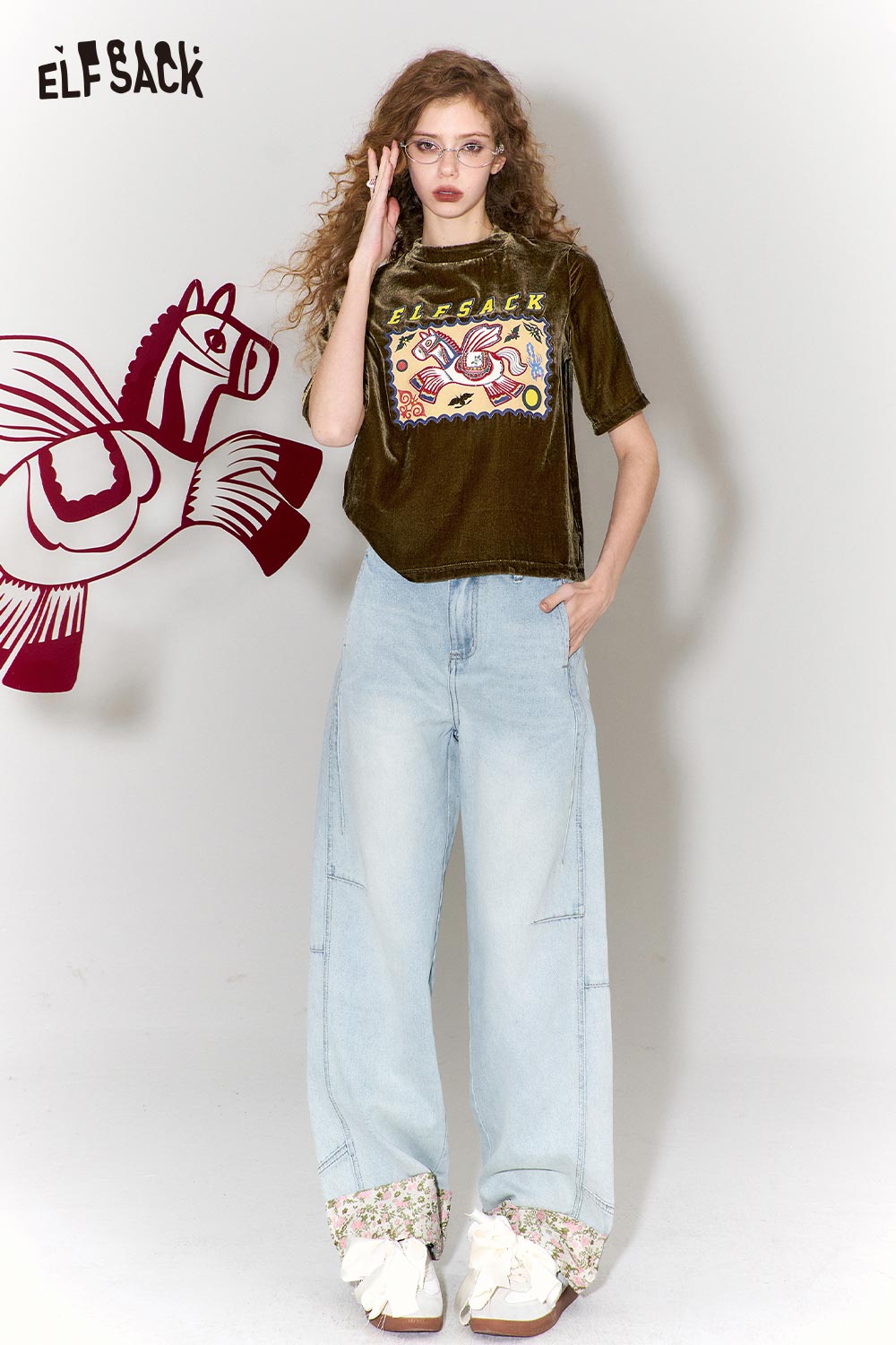 ELFSACK flying horse print t-shirt in velvet with a vibrant graphic design for a trendy look