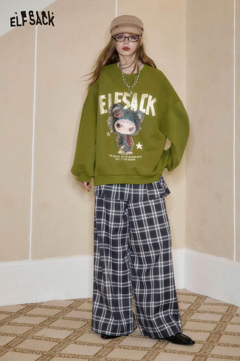 ELFSACK oversized graphic sweatshirt for women in green with playful cartoon design