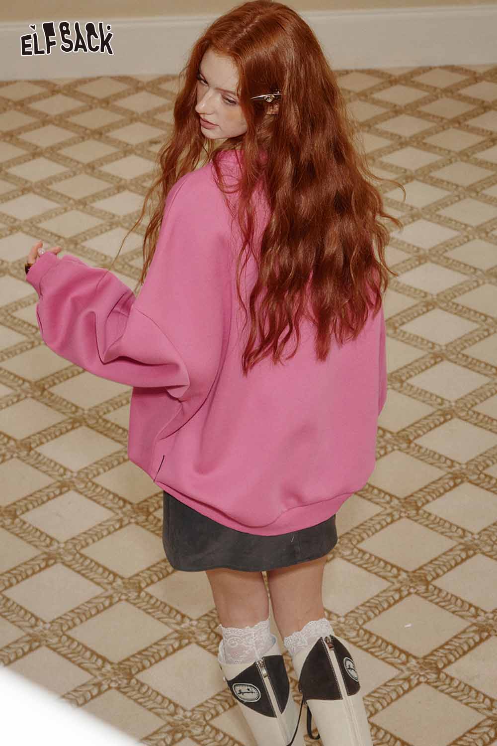 ELFSACK oversized graphic sweatshirt for women in pink, styled casually with a skirt and boots