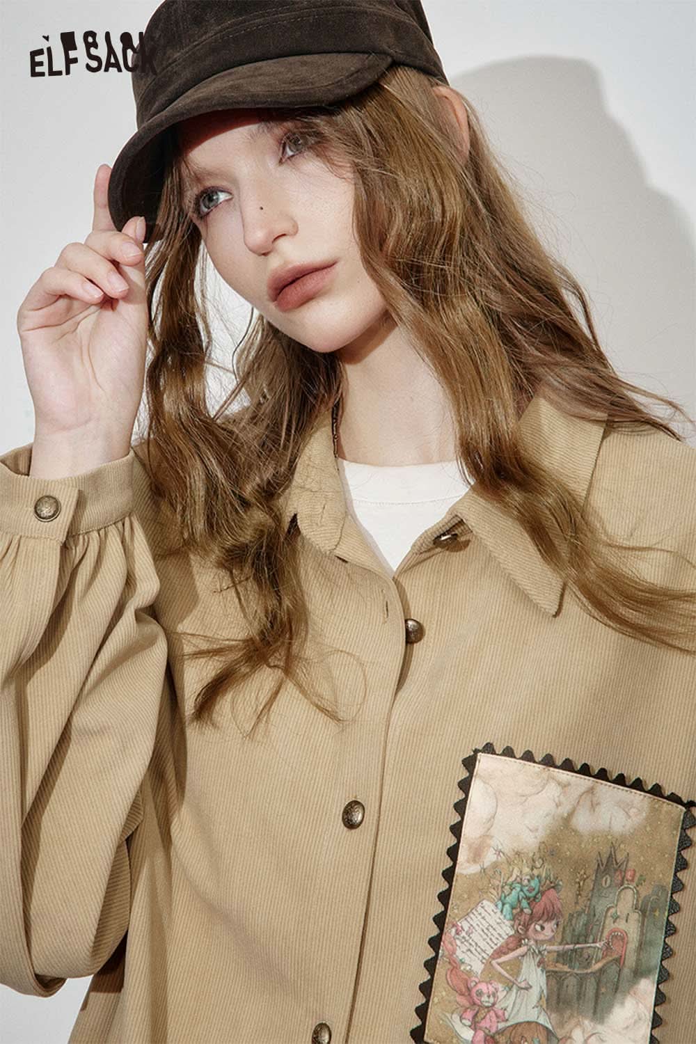 ELFSACK soft art print oversized shirt in beige with unique design on the pocket for a casual look