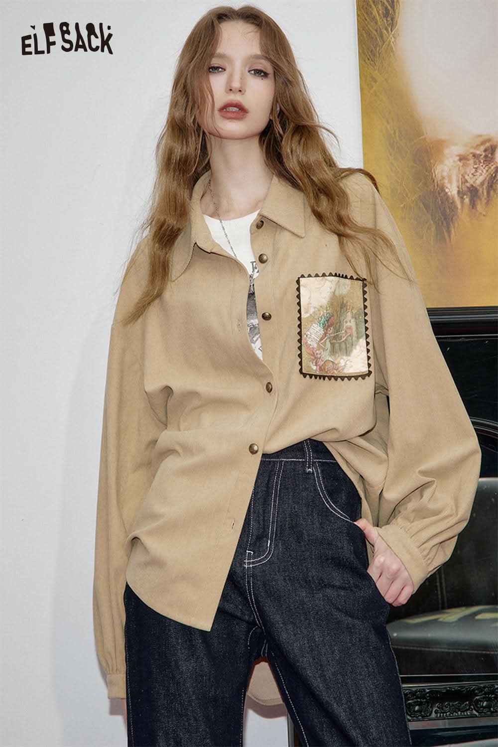 ELFSACK soft art print oversized shirt in beige with a stylish graphic patch on the front