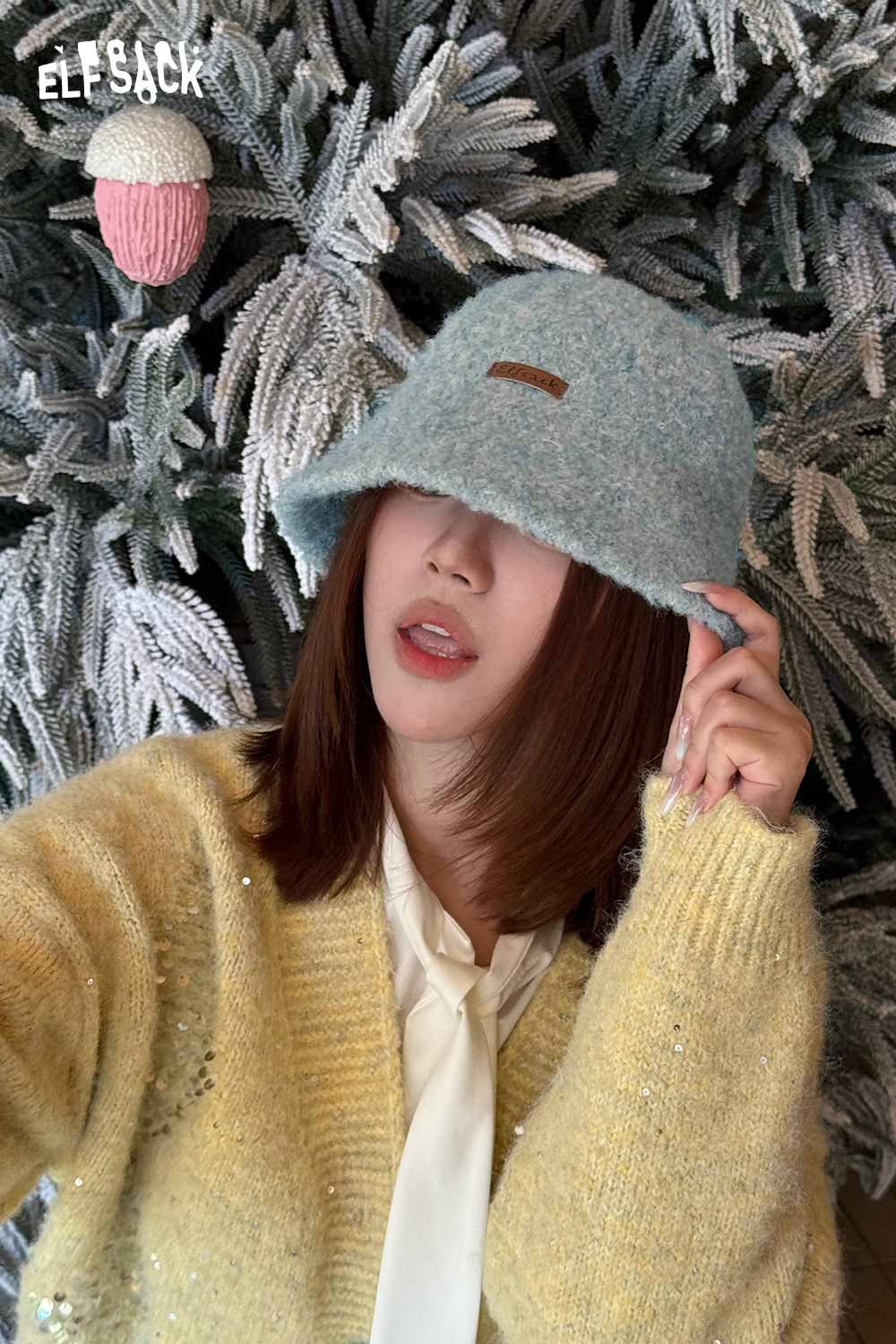Soft wool knit bucket hat from ELFSACK in pastel blue for stylish winter fashion