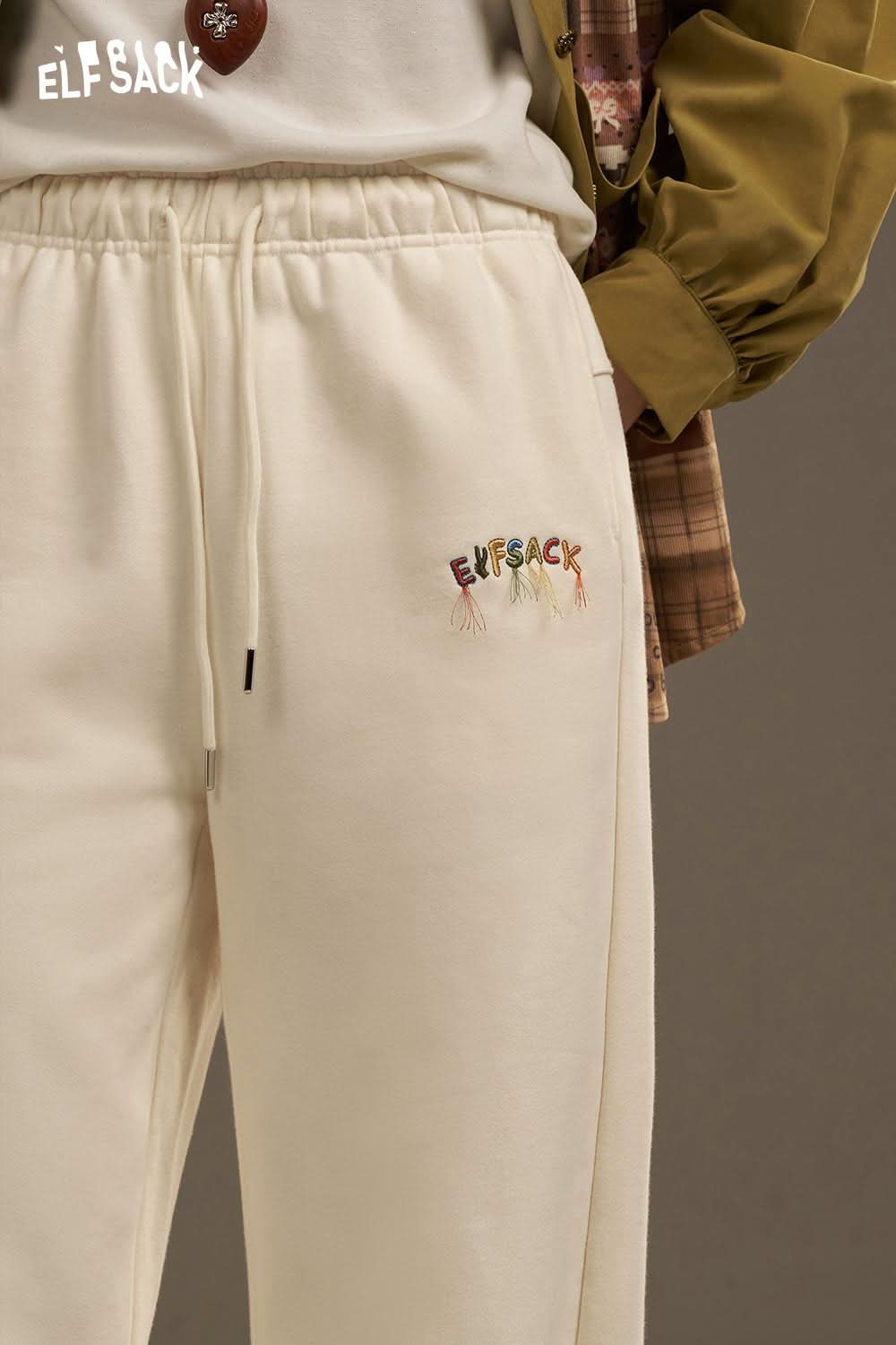 ELFSACK white cropped sweat pants for women with colorful logo embroidery on the side
