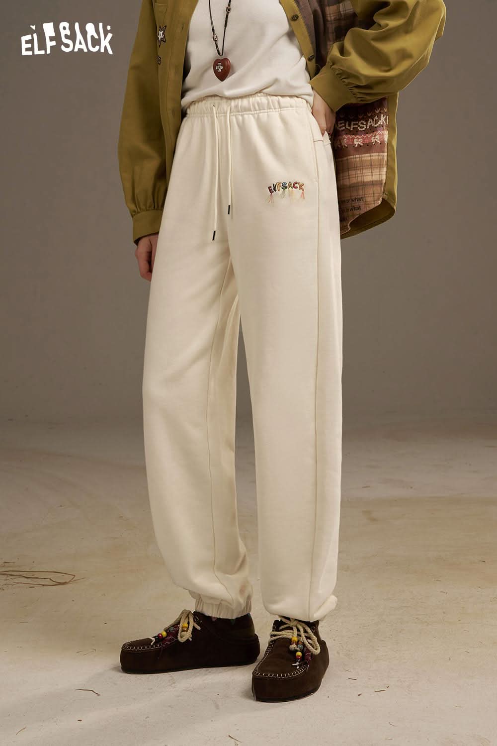 ELFSACK white cropped sweat pants for women with a comfortable fit and casual style