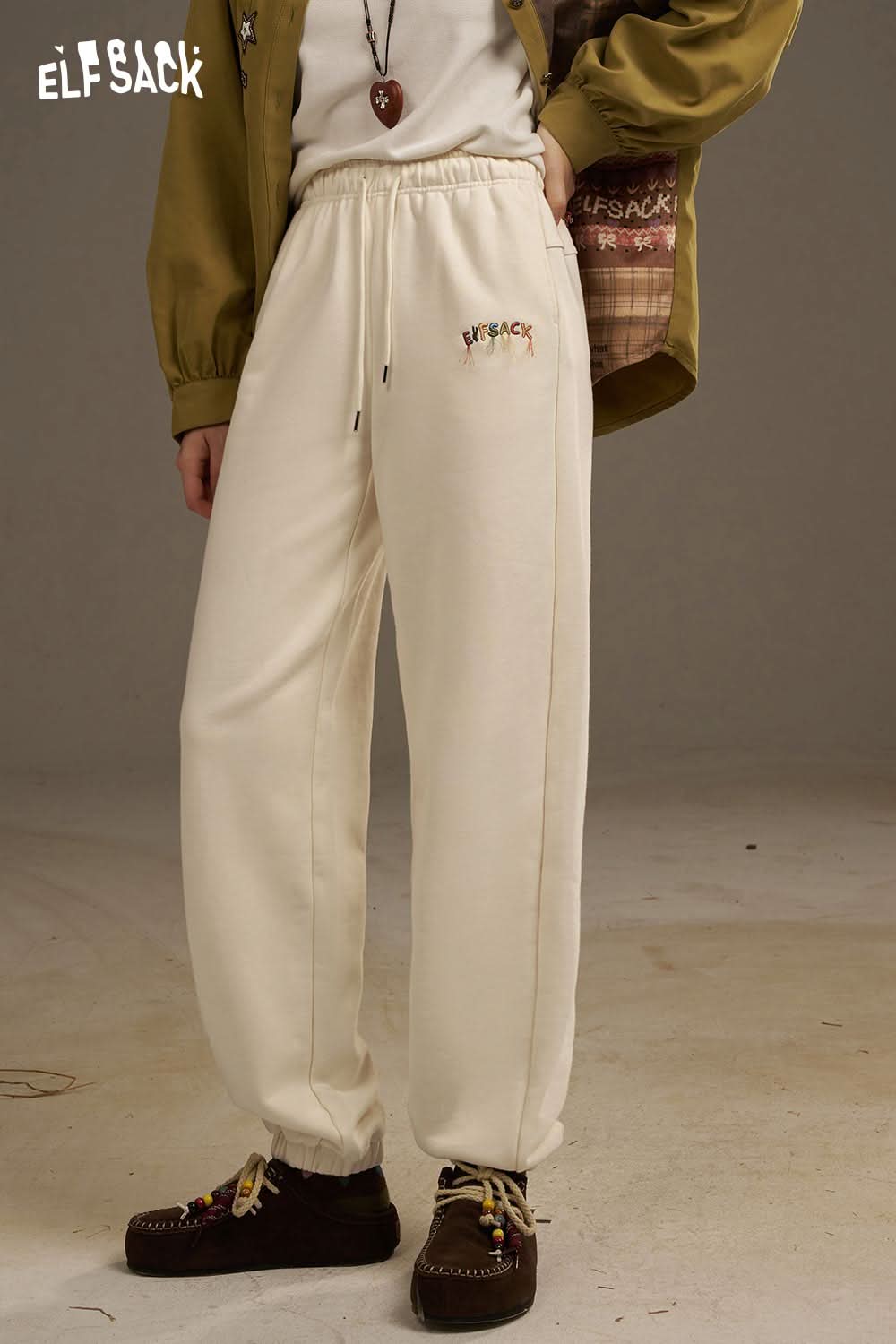 ELFSACK white cropped sweat pants for women with a relaxed fit and adjustable waistband